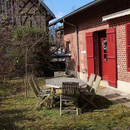 L'ecurie De Vieux-moulin * Vieux-Moulin (Oise)